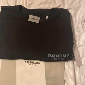 Essentials short sleeves T-shirt never been worn !!